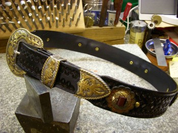 fancy buckle, keeper, tip and concho w/ florette